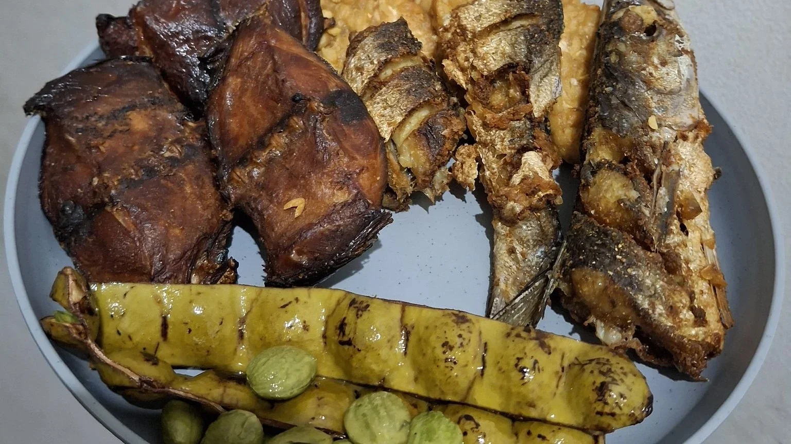 Menu Malam Ini : Penyetan Ikan Panggang & Ikan Goreng Barakuda #MealPlanUmamichi