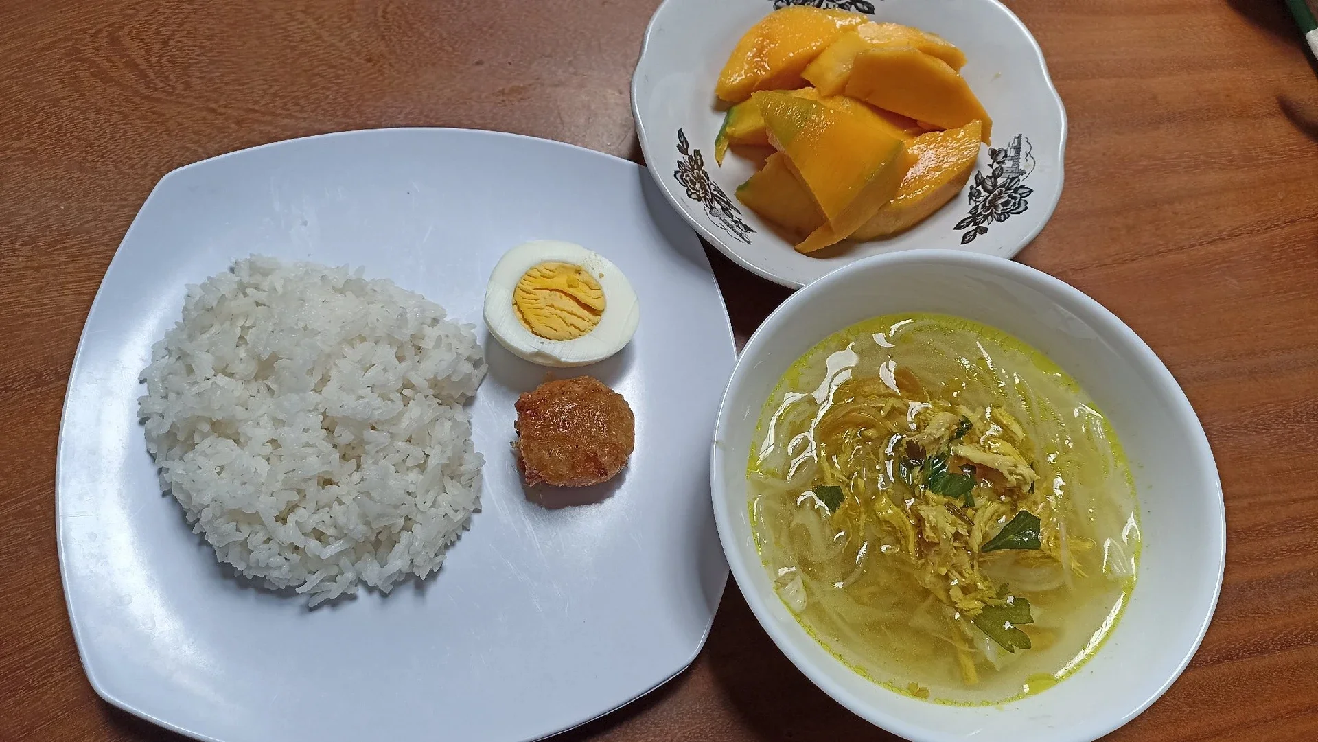 Menu Soto Ayam Bening dan Buah Mangga