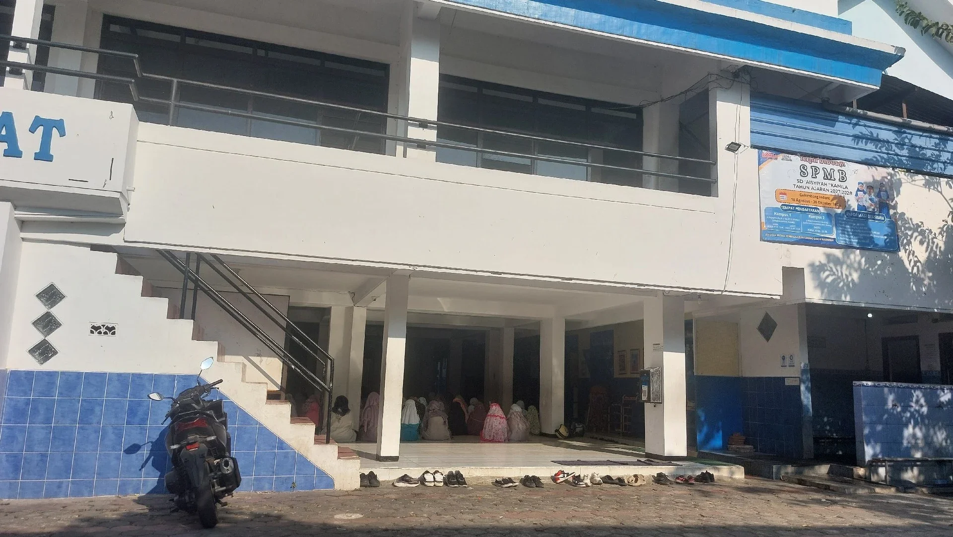 menunggui di sekolah
