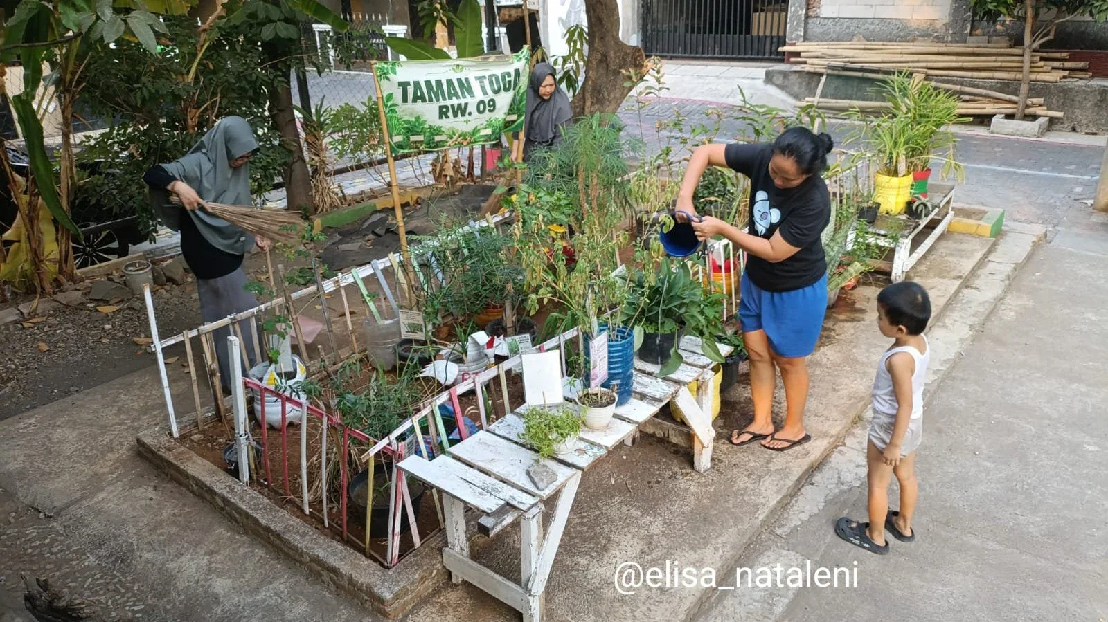 Menyiram Kebun TOGA RW