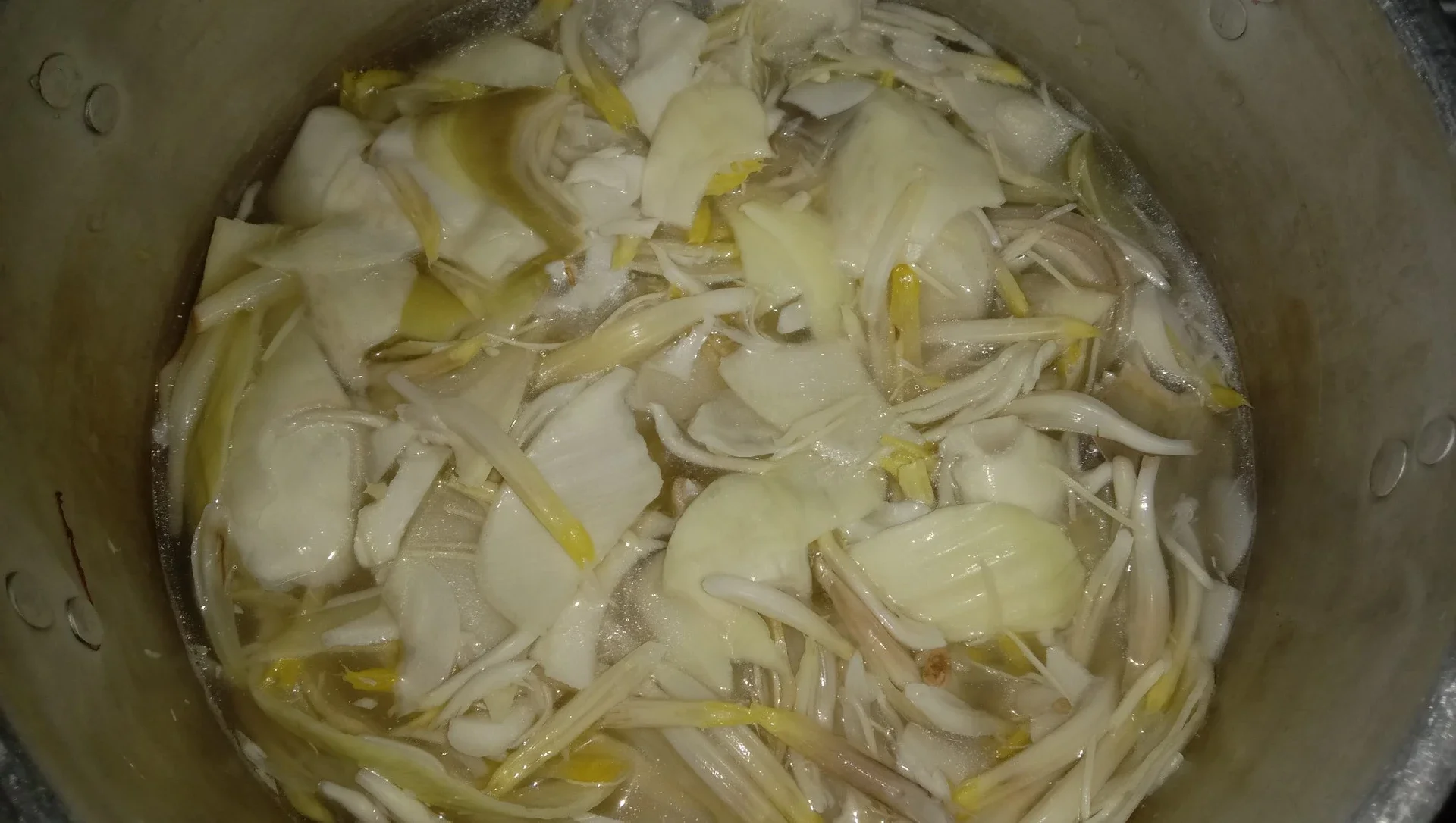 Merebus jantung pisang di air mendidih