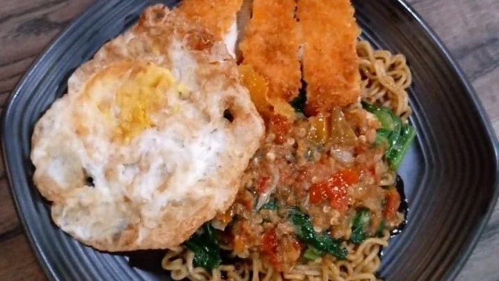 MIE GORENG JAWA WITH EGG CEPLOK & KATSU