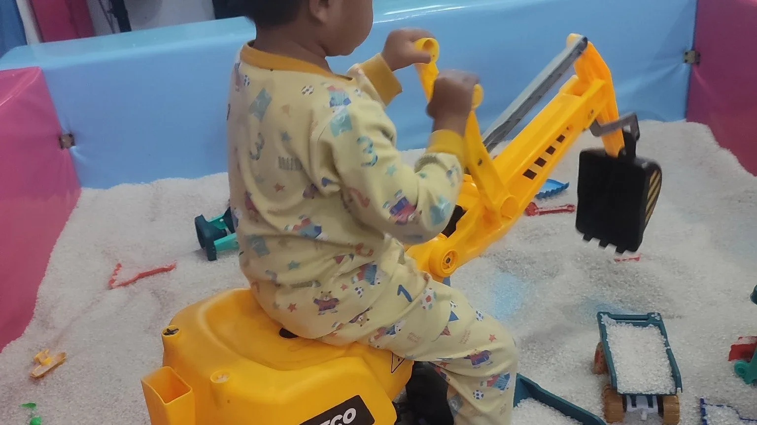 Momen Seru Bersama Anak di Playground Dekat Rumah