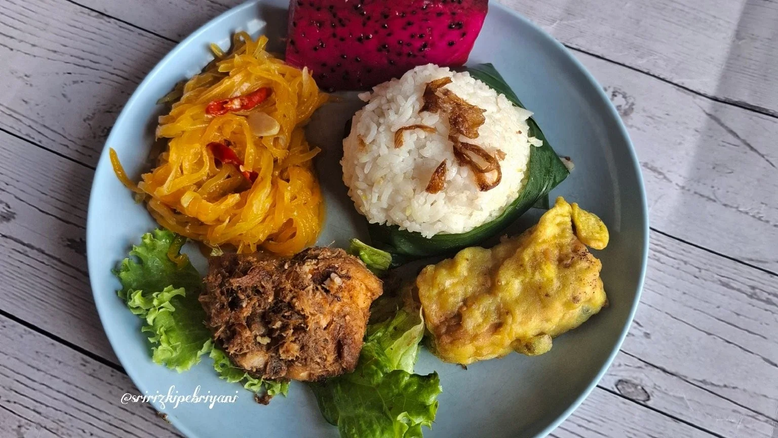 Naikin Nafsu Makan Pakai Nasi Bungkus Daun #IsiPiringmuHariIni