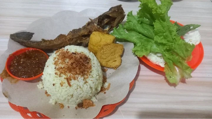 Nasi uduk pecel lele  #SetiapMakananPunyaCerita