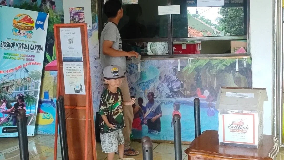 ngajaka anak berenang