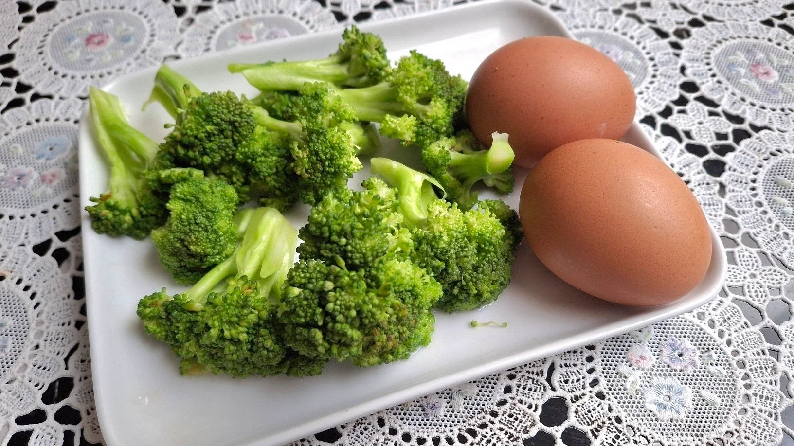 Ngemil Brokoli vs Telur rebus