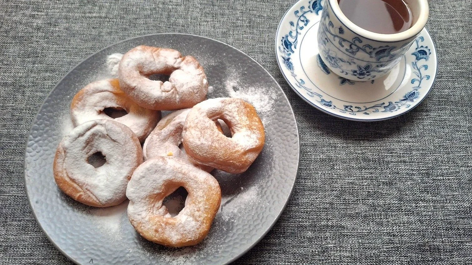 Ngeteh dan donat kampung