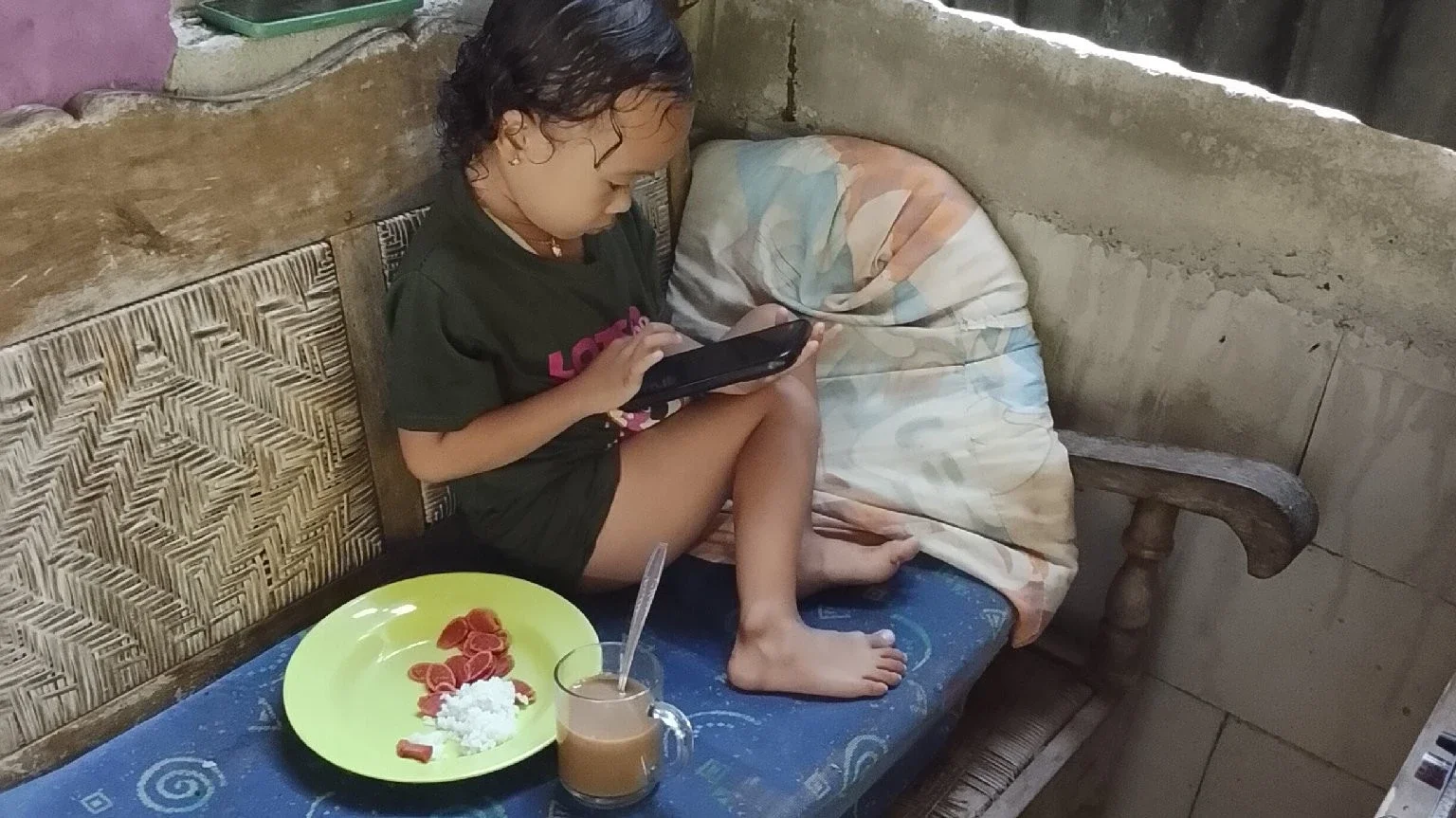 ngopi sambil nemenin bocil sarapan