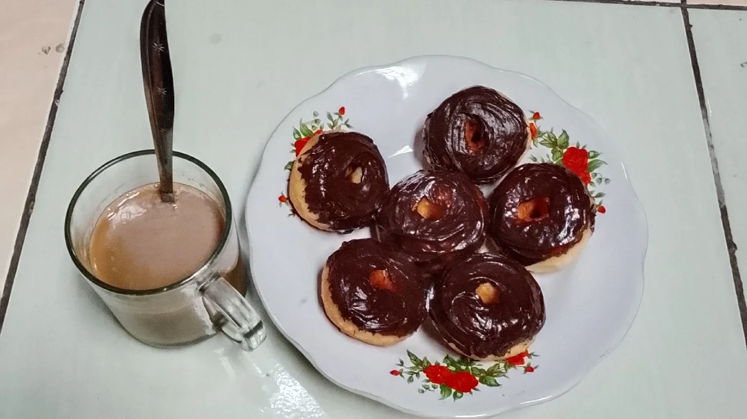 ngopinya ditemenin donat