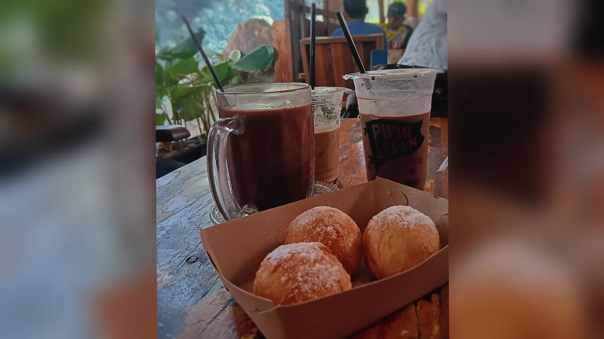 Nongkrong Di Kafe