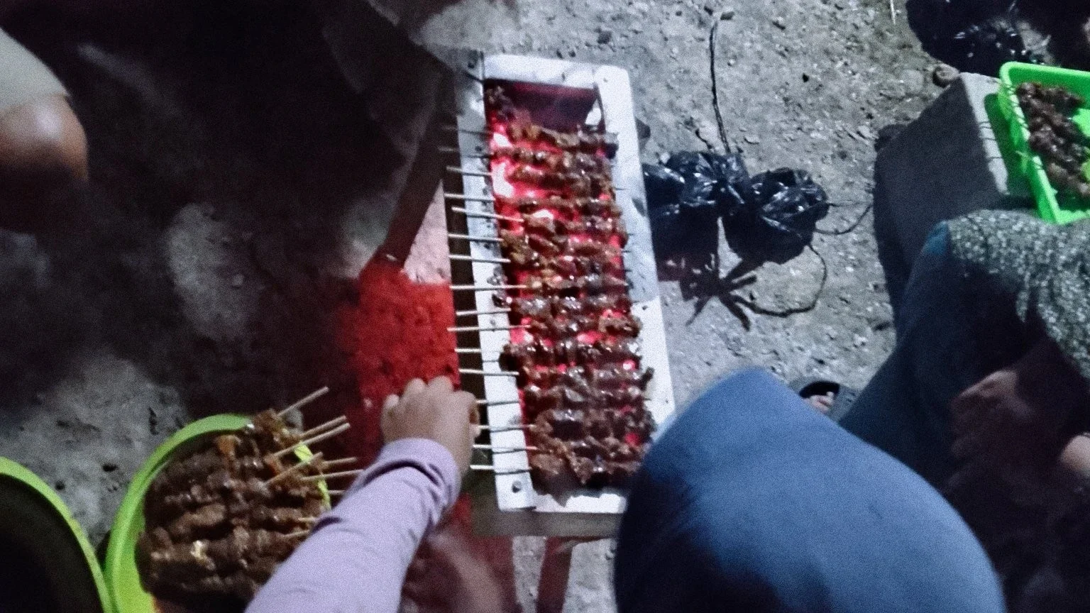 nyate Kambing di halaman rumah