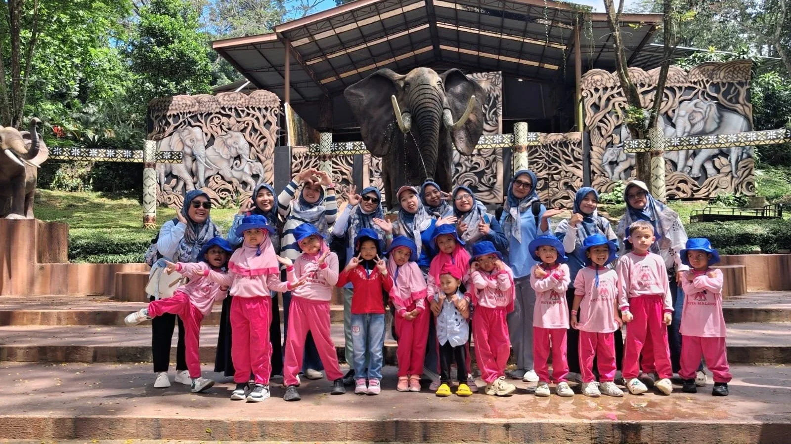 outing ke taman safari prigen