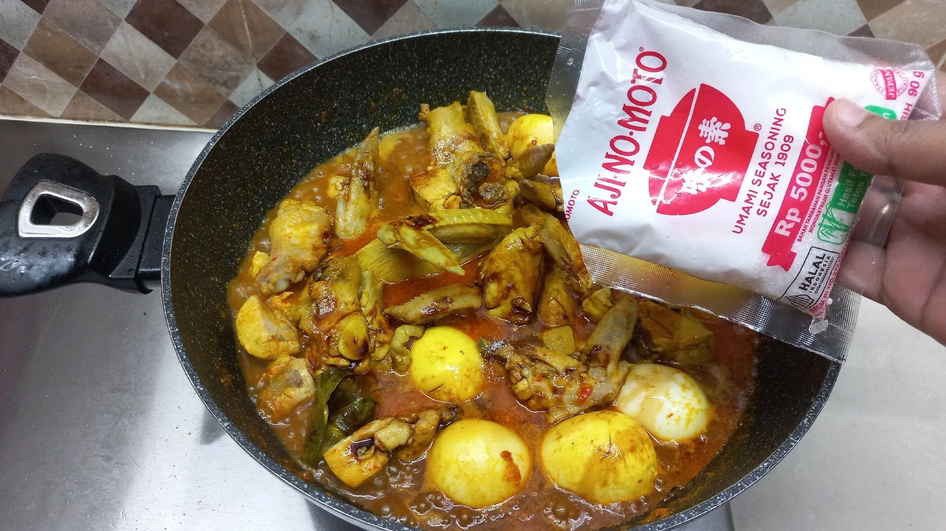 Pakai Ajinomoto selalu di setiap masakan