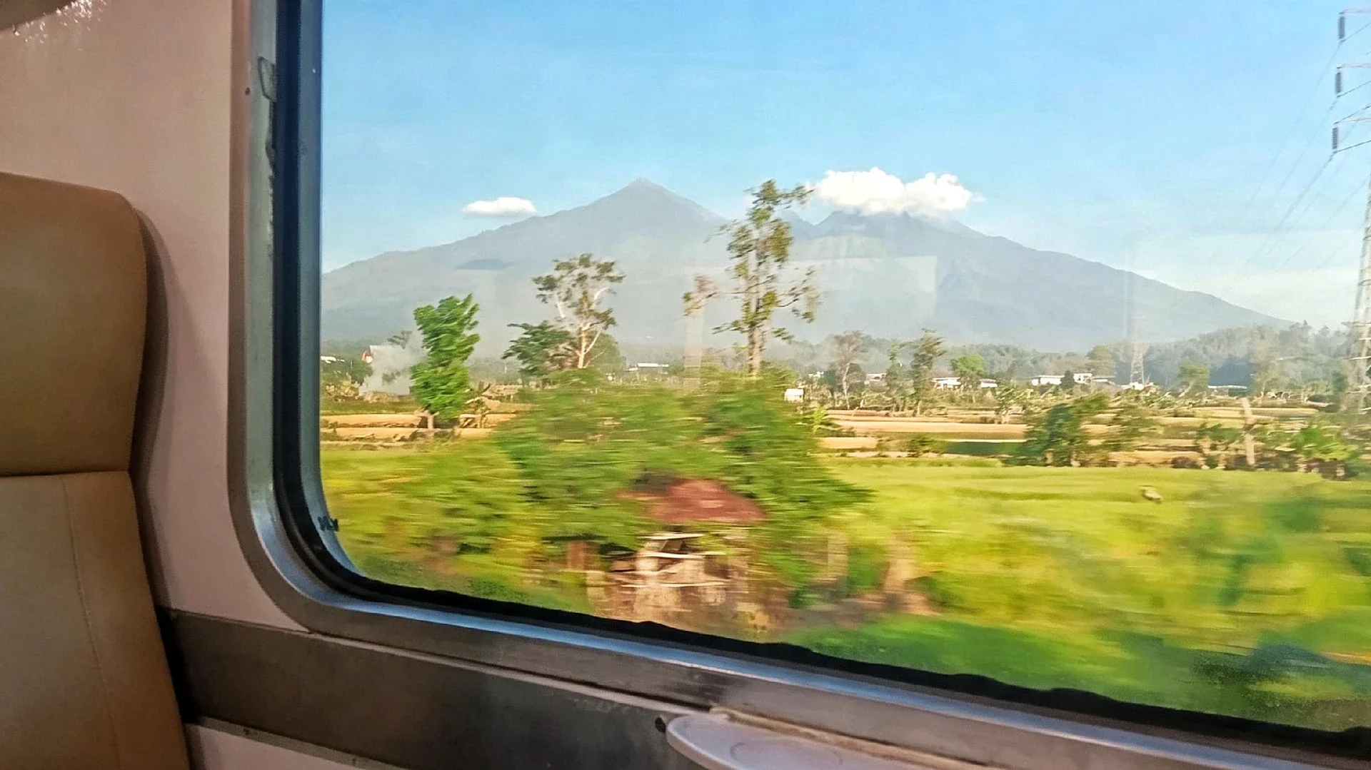 Panorama Dari Jendela Kereta