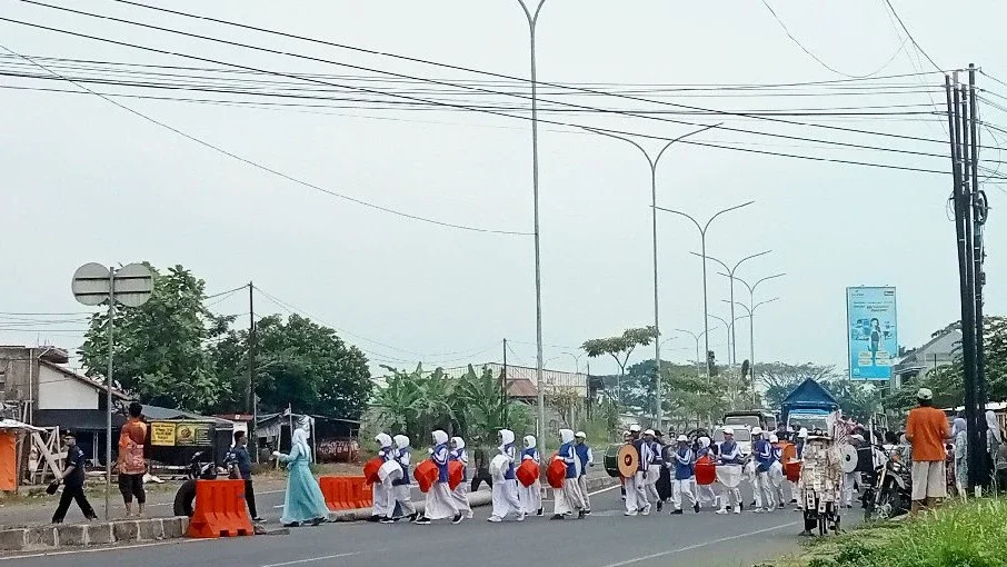 Pasukan Drumband Memenuhi Jalan Raya