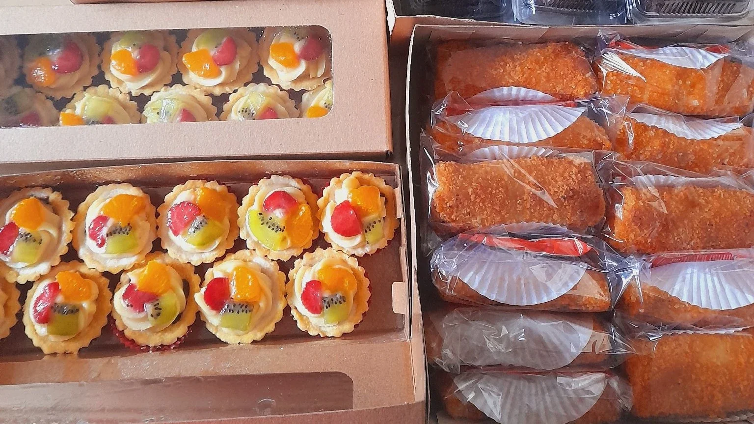 Pie buah dan Risol mayo