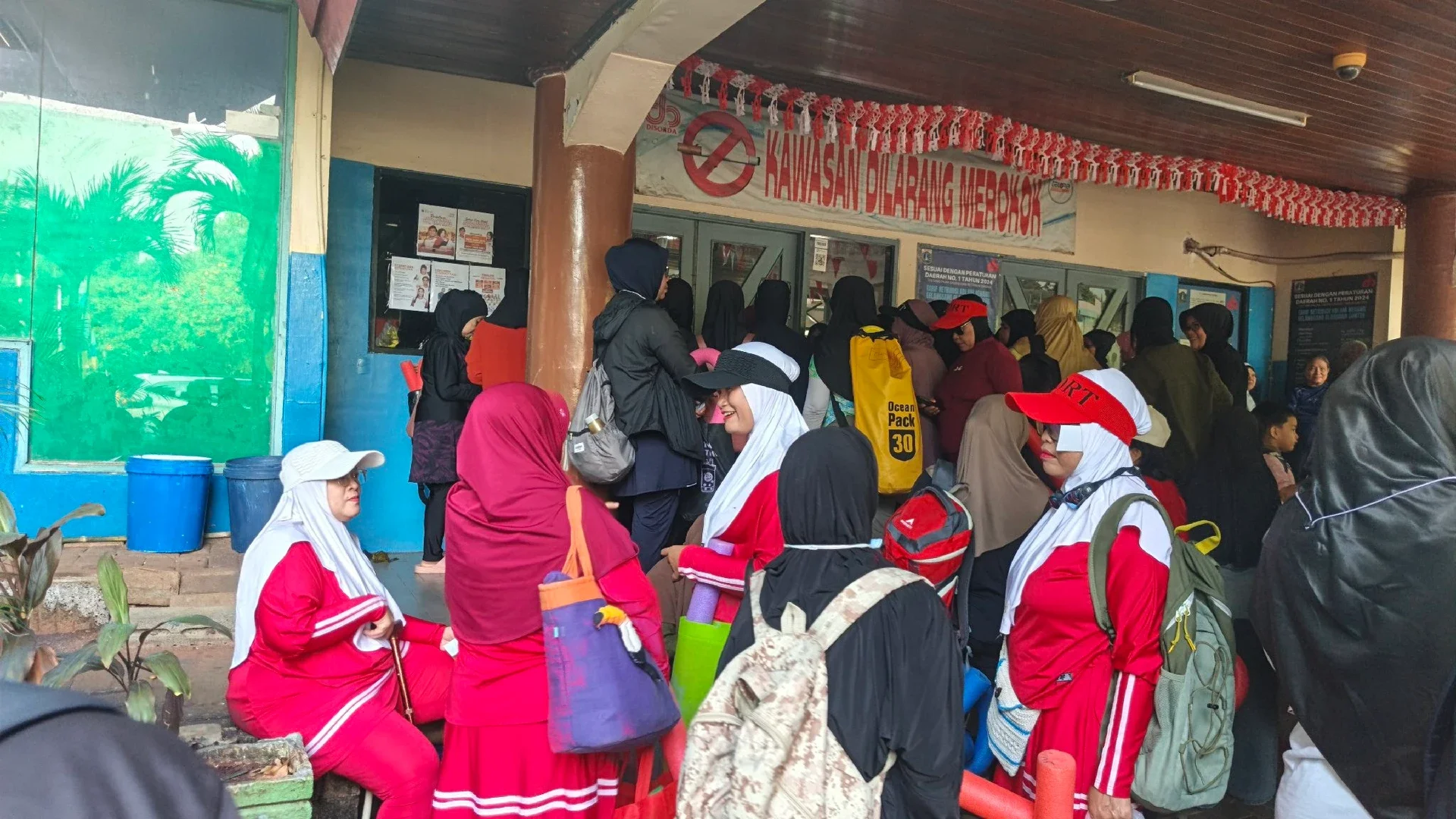 pintu masuk kolam renang