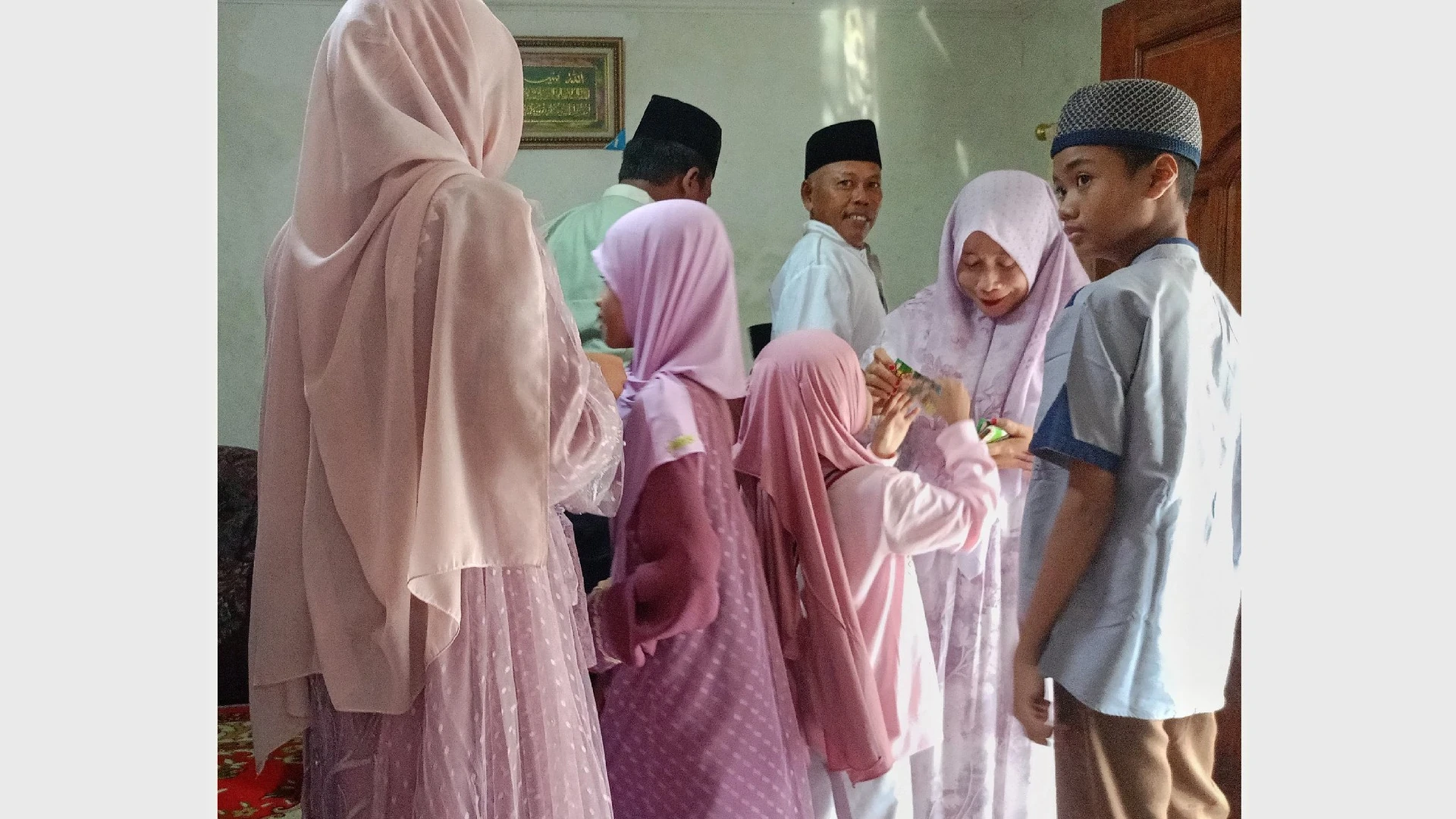#PotretHariRaya : momen bagi-bagi THR buat anak-anak