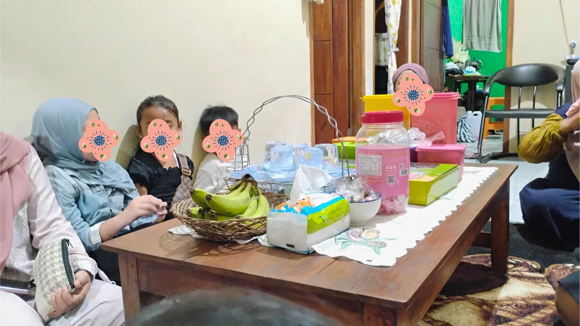 #PotretHariRaya Silaturahim ke Rumah Pak RT bareng tetangga se-gang