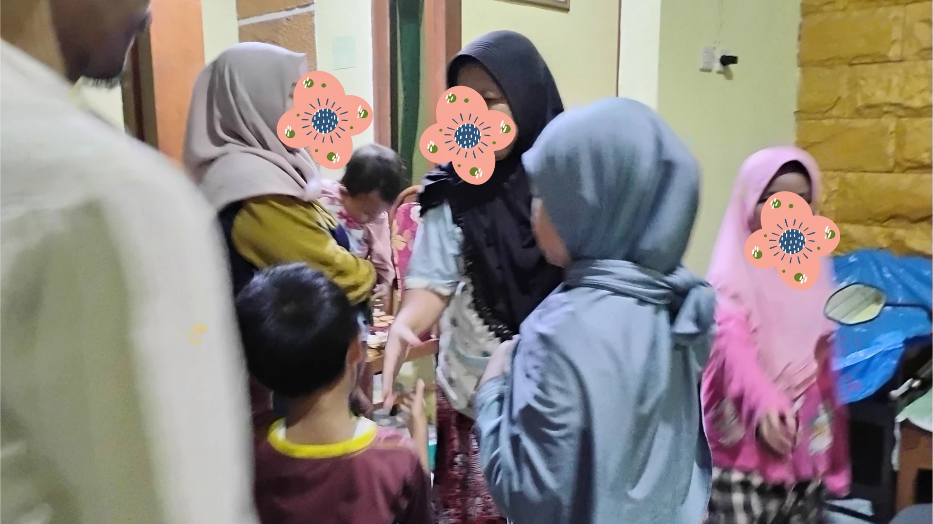 #PotretHariRaya Silaturahim ke Tetangga yang Lebih Tua