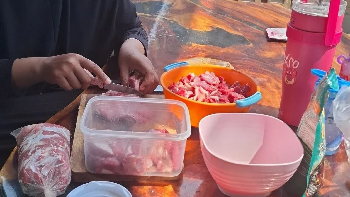 proses marinasi daging kambing untuk sate
