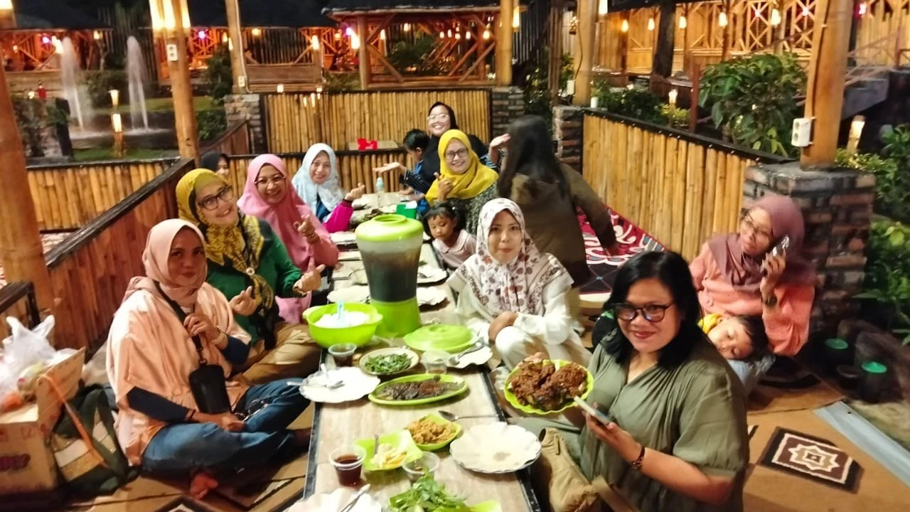 Arisan & Kulineran di warung apung #SerunyaLiburan