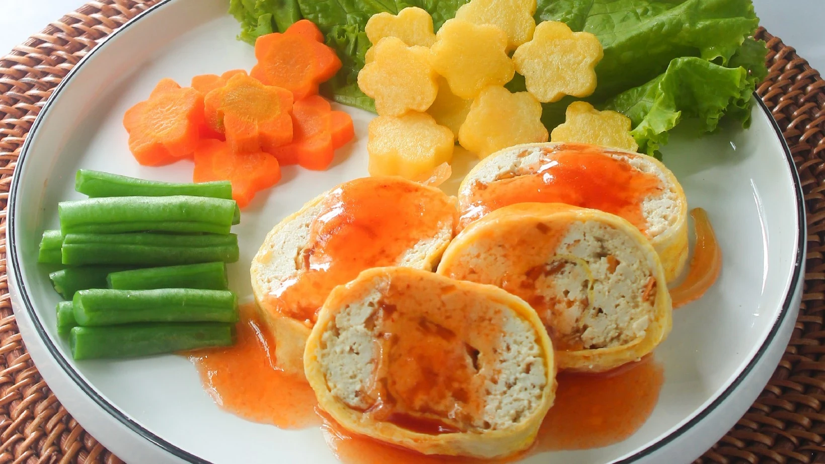 Rolade Tahu Kulit Wortel dengan Saus Asam Manis