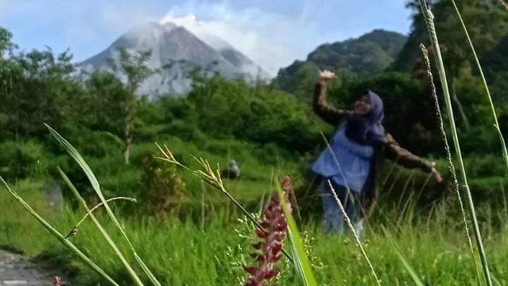 #sejutaceritaumamichi   menikmati keindahan gunung merapi di gardu pandang