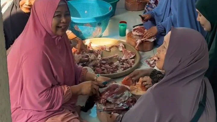 Semangat tim dapur menyiapkan masakan  #MaknaIduladha