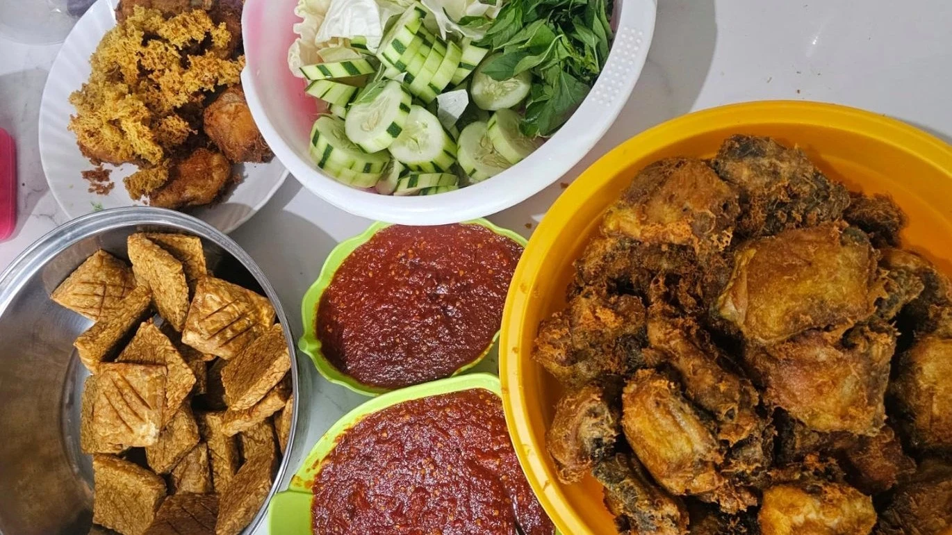 #SetiapMakananPunyaCerita Ayam Goreng, Sambal, dan Lalapan: Menu Berbuka Paling Nikmat