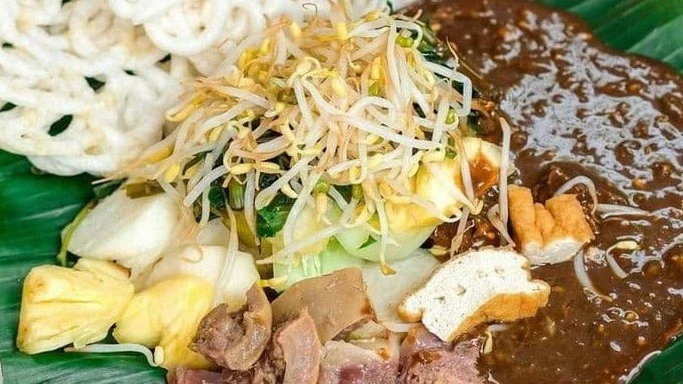 Siangku makan Rujak cingur