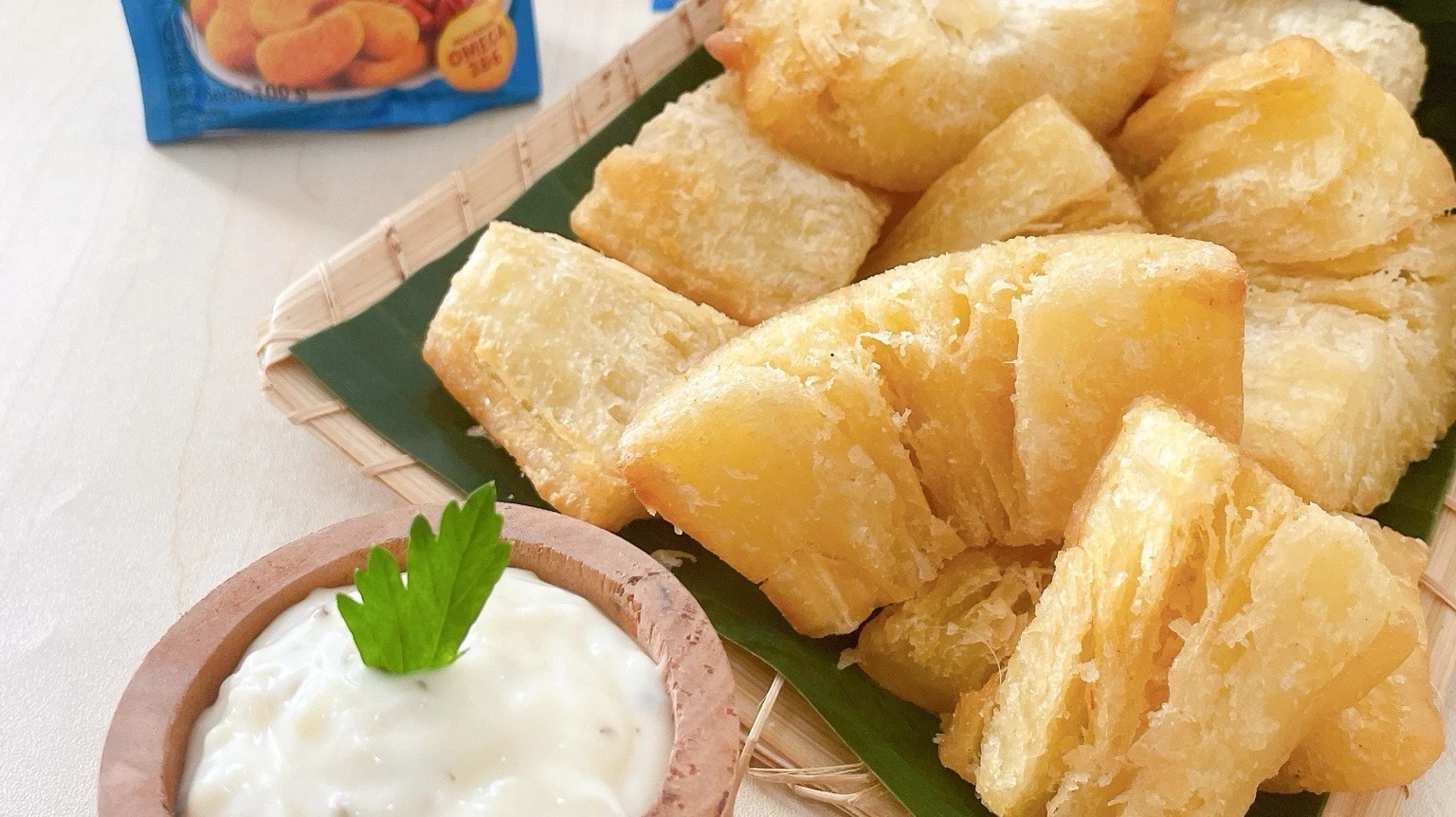Singkong Goreng Krispi dengan Saus Creamy Garlic Mayo