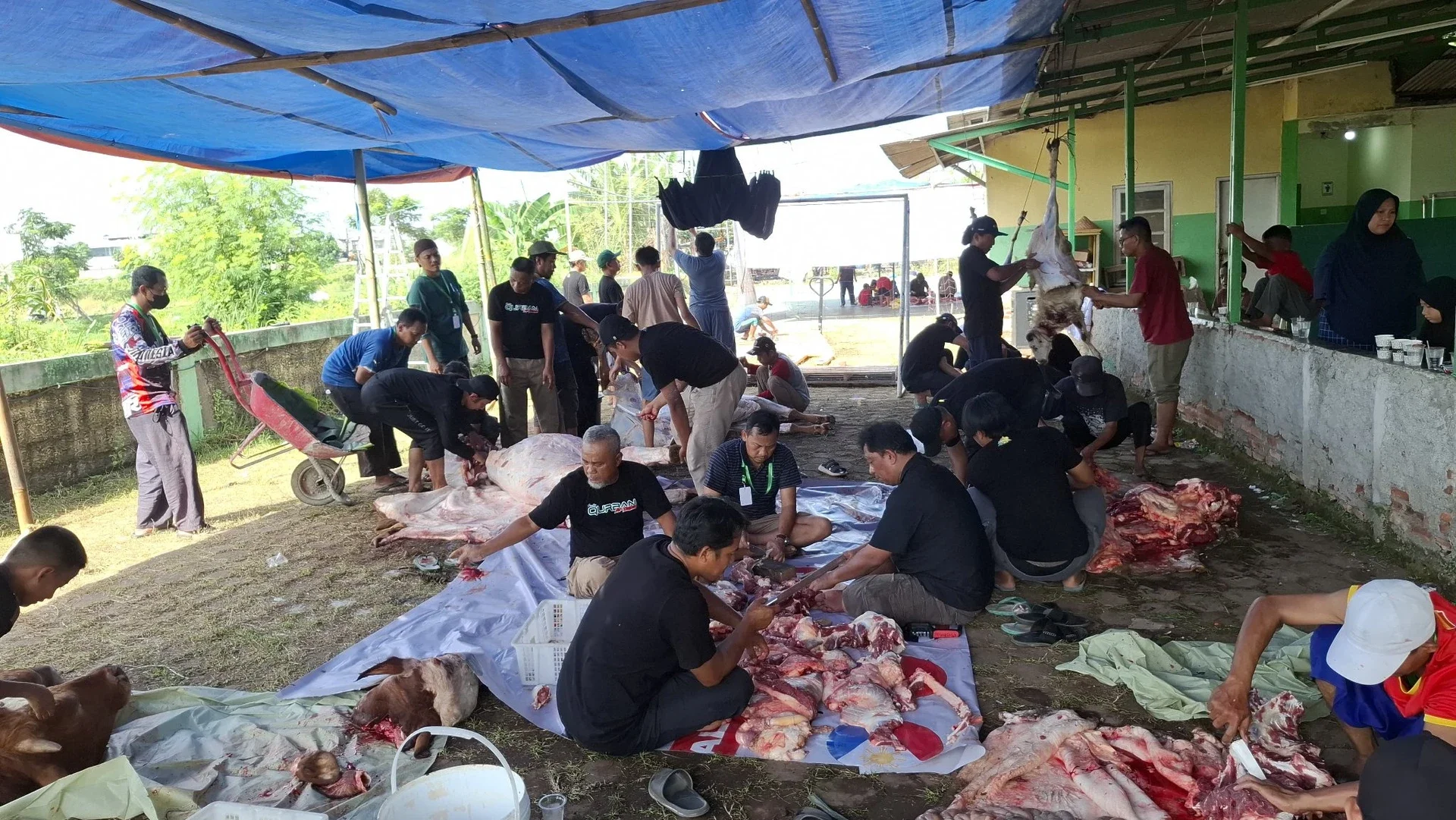 Suasana pemotongan daging kurban #MaknaIdulAdha