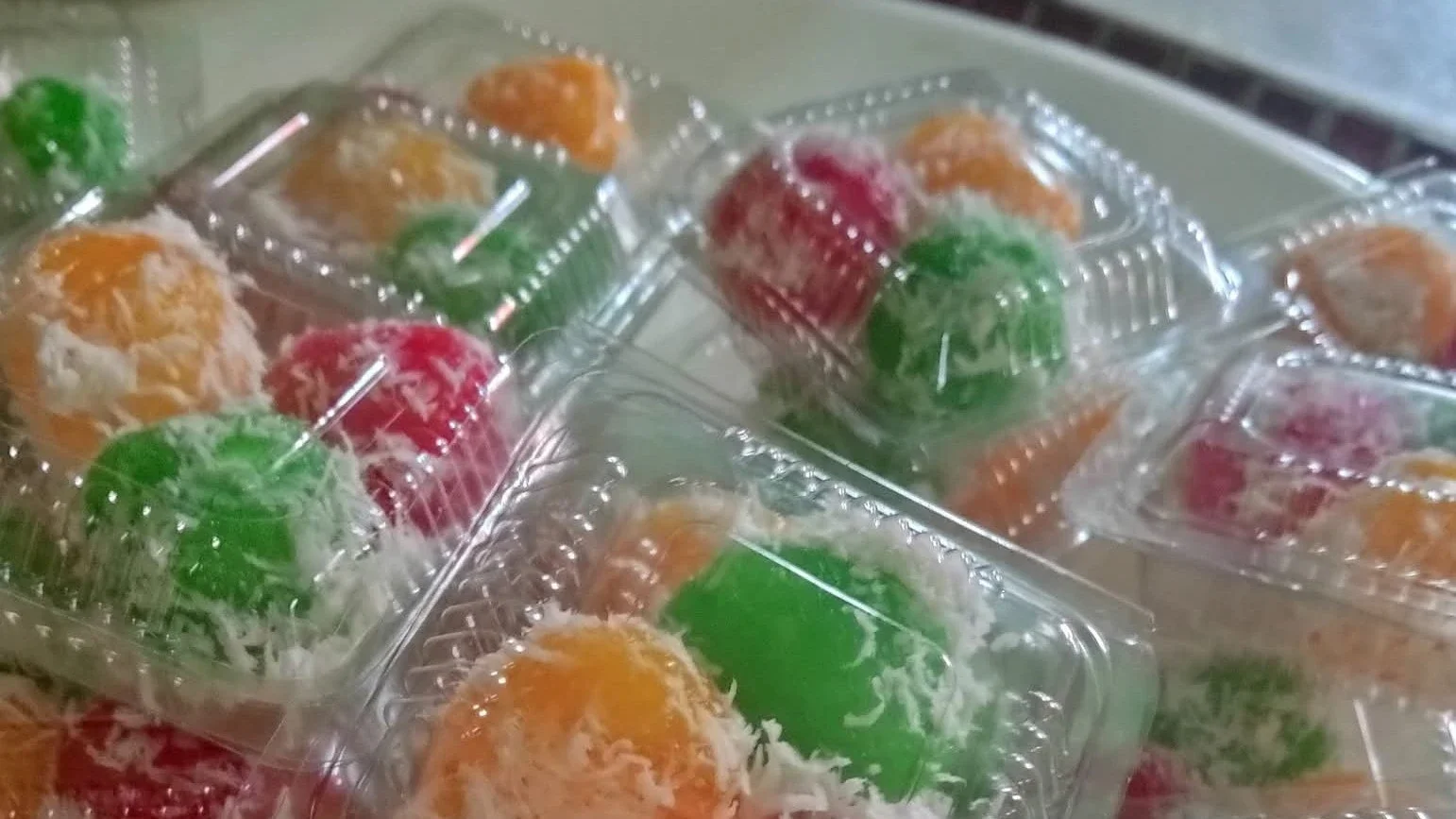Suka kue cenil tapioka atau cenil singkong??