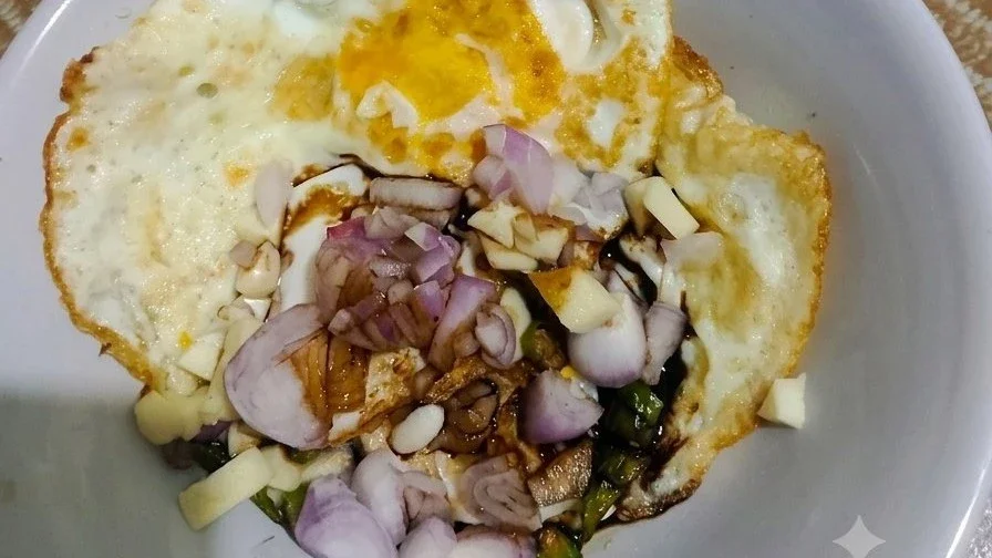 Telur ceplok, bawang merah iris dan kecap