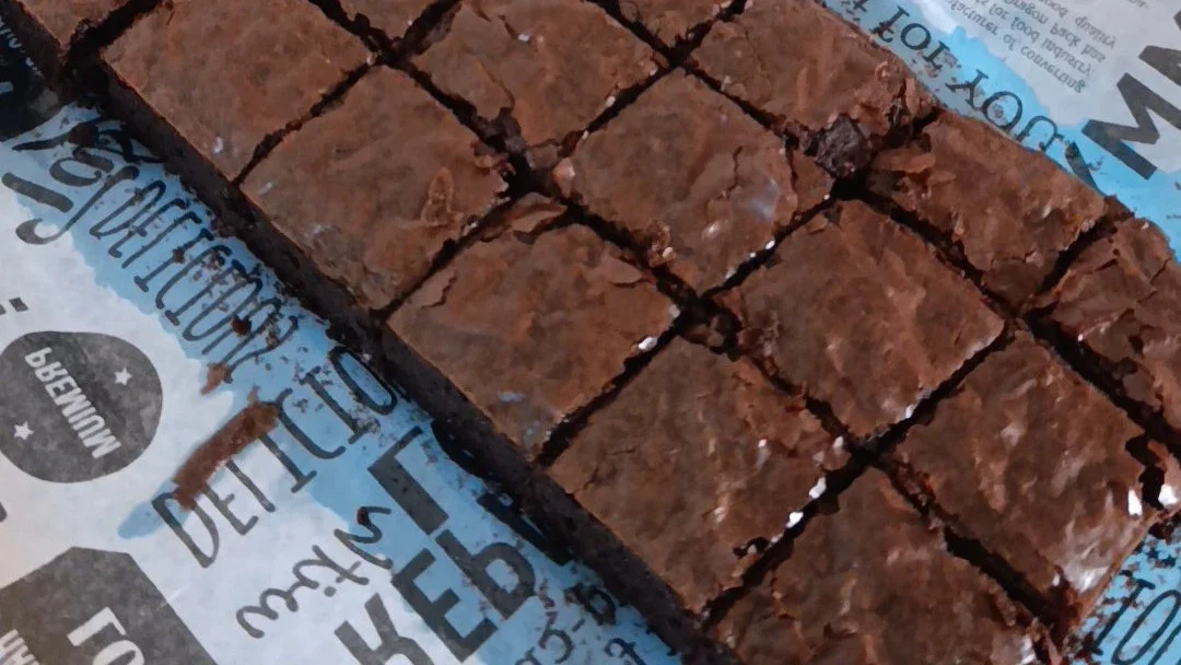 TIPS SHINY CRUST PADA BROWNIES