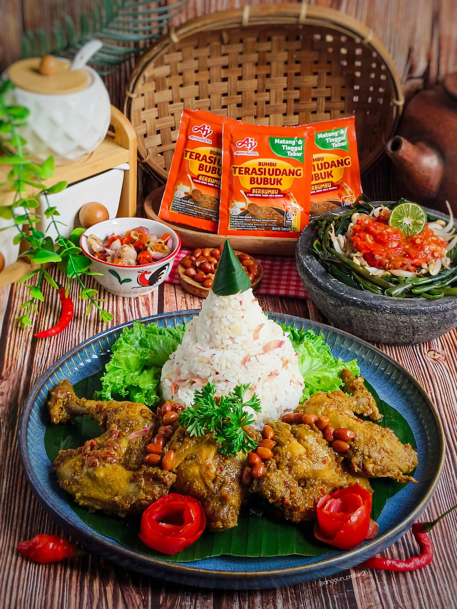 Ayam Betutu, Nasi Kecombrang dan Plecing Kangkung