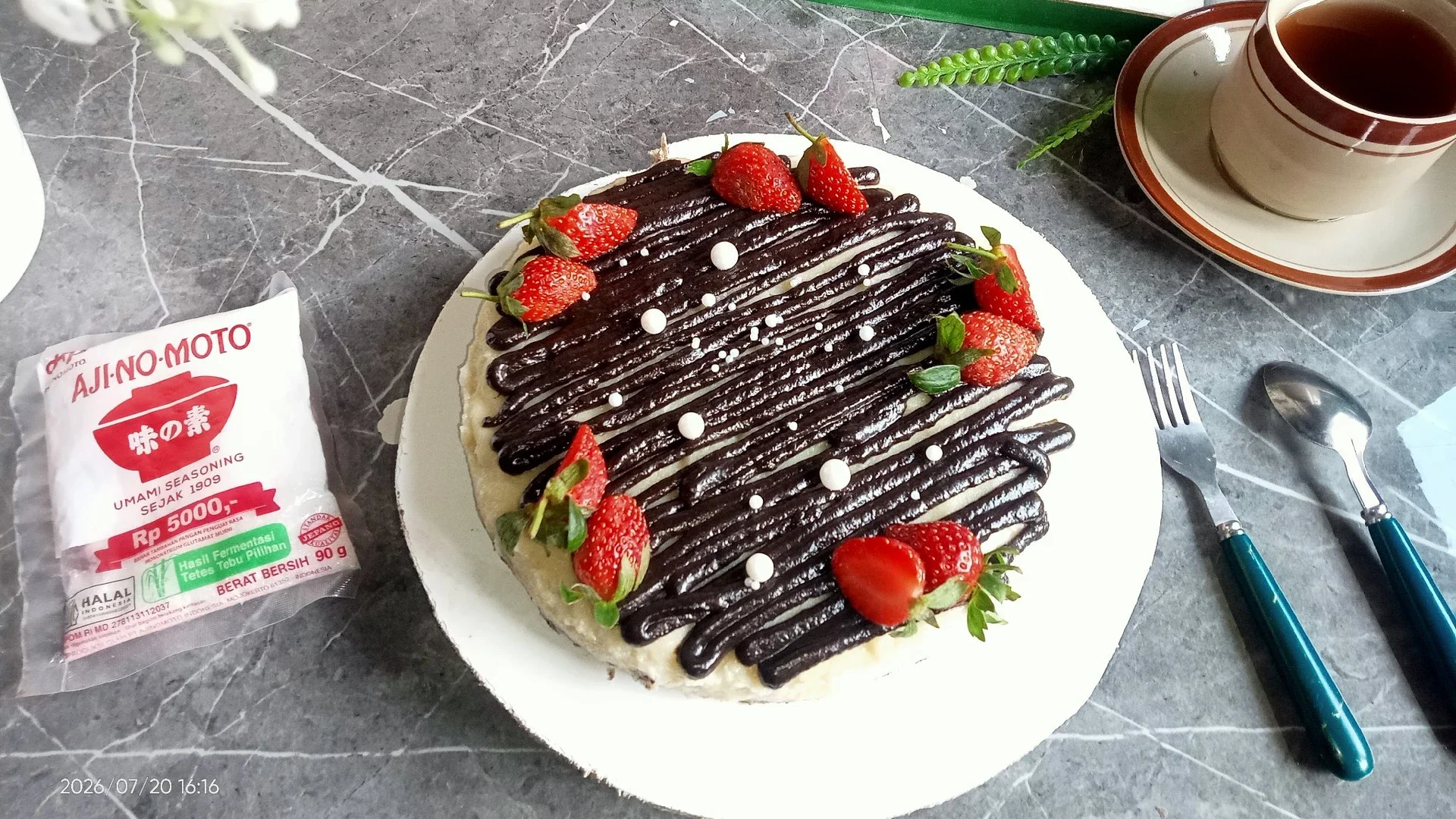 Choco Strawberry Drip Cake 