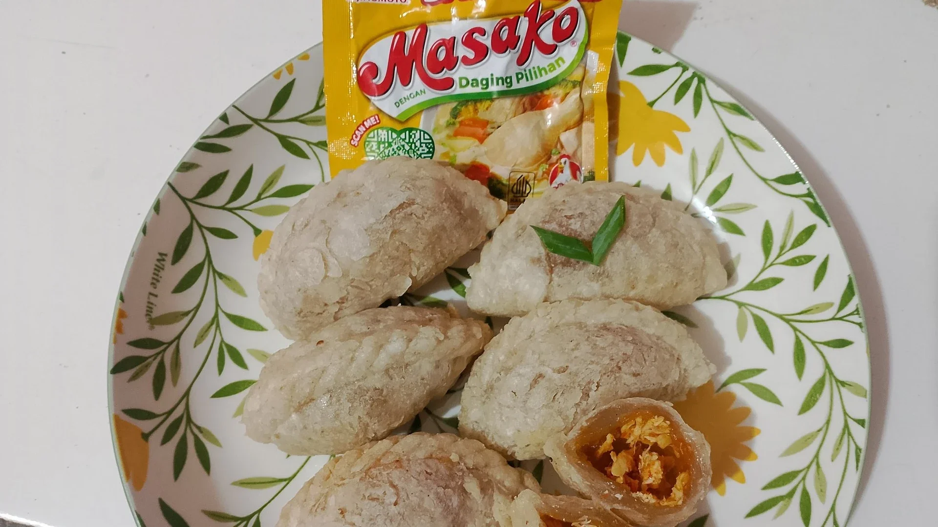 Cireng isi ayam suwir pedas