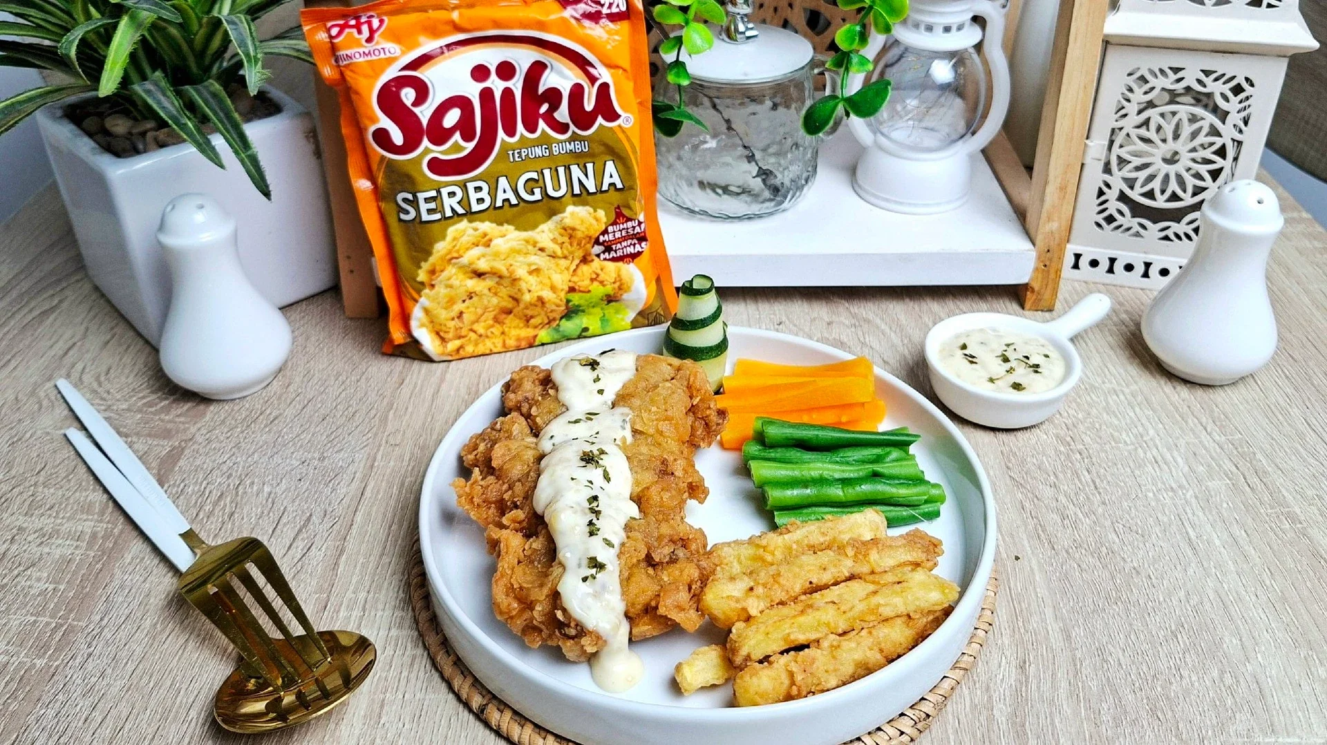Crispy Chicken & Crispy Potato with Creamy Garlic Mayo Sauce 