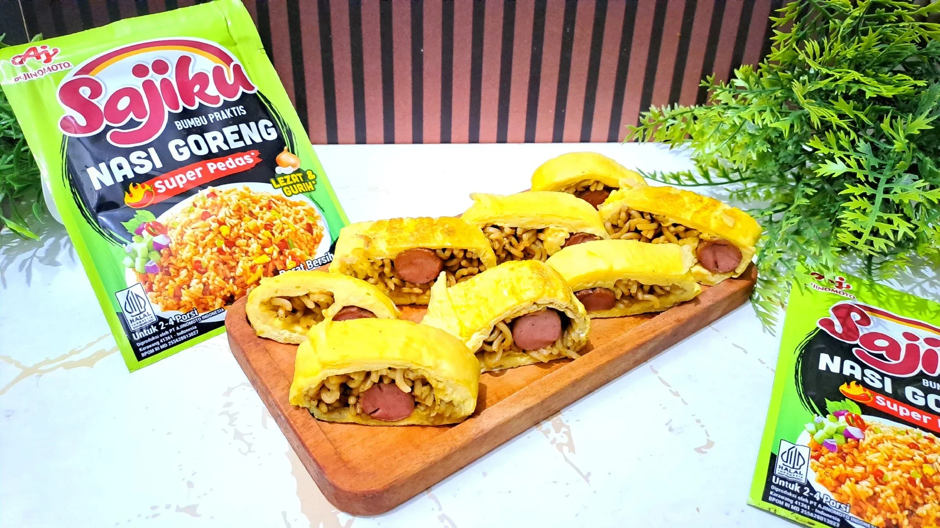 Fried Noodles and Sausage Egg Roll