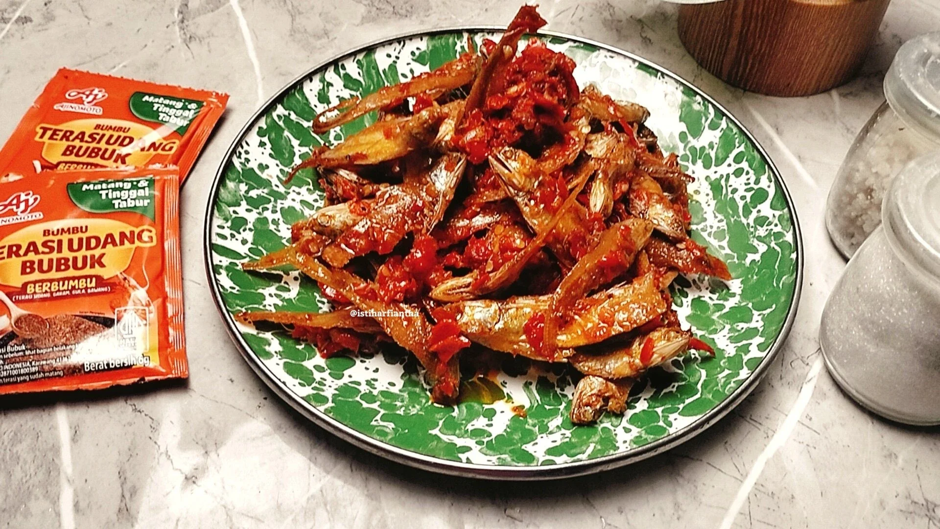 Ikan Asin Bulu Ayam Sambal Merah ala Terasi Udang AJI-NO-MOTO®