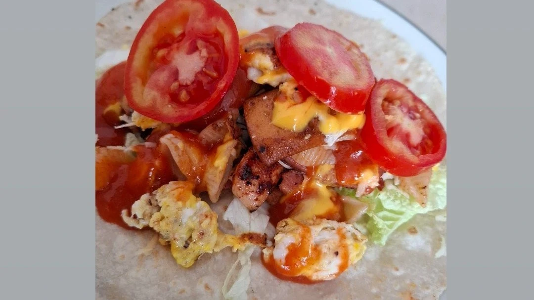 Kebab isi Ayam Crispy & makaroni pedas dgn saus Honey Mustard 💛