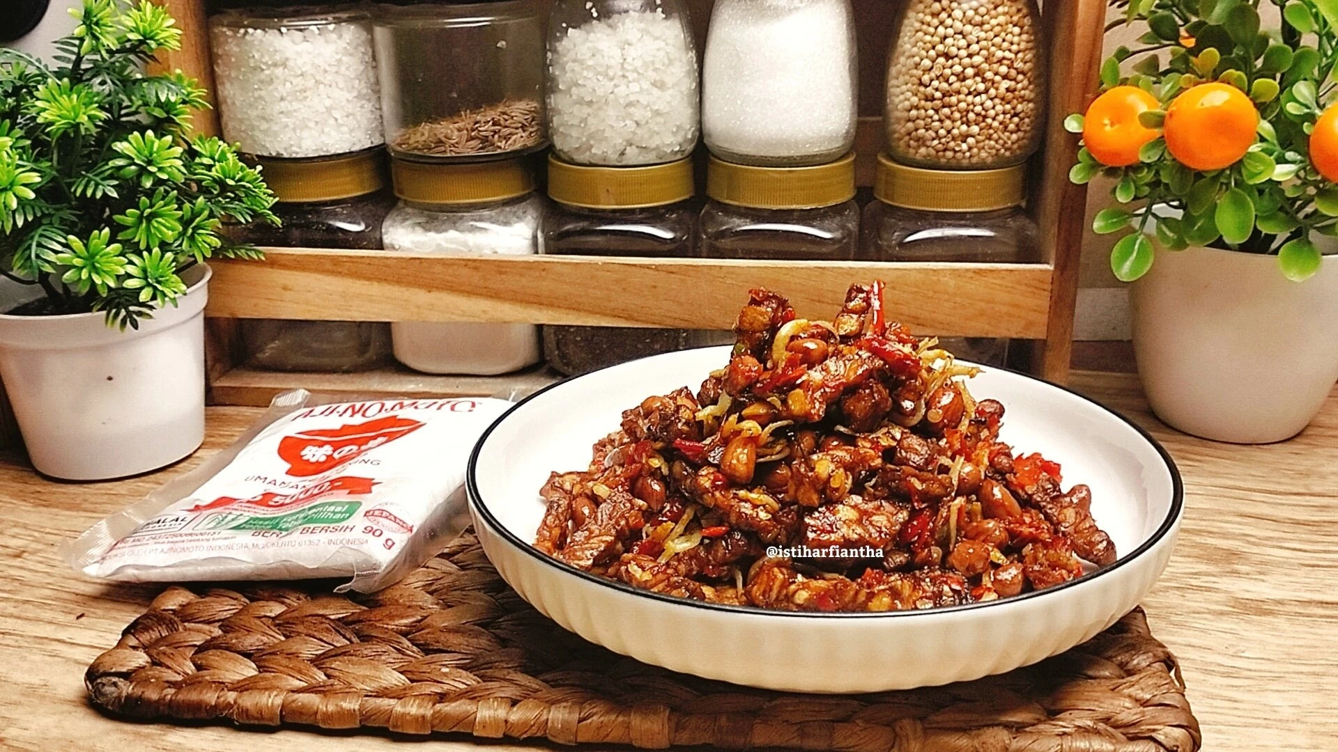Kering Tempe Kacang Tanah Teri Pedas ala AJI-NO-MOTO®