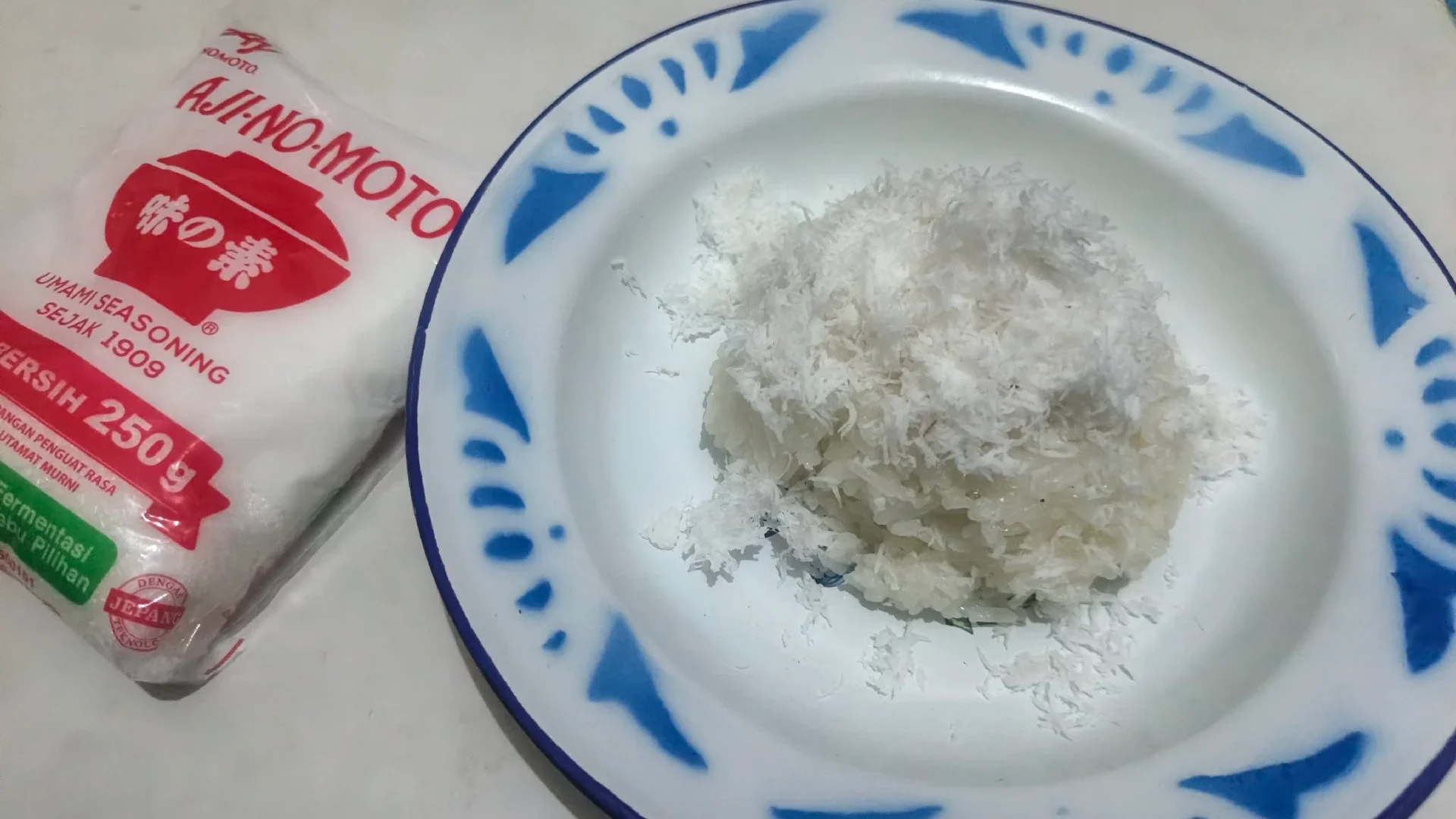Ketan urap kelapa