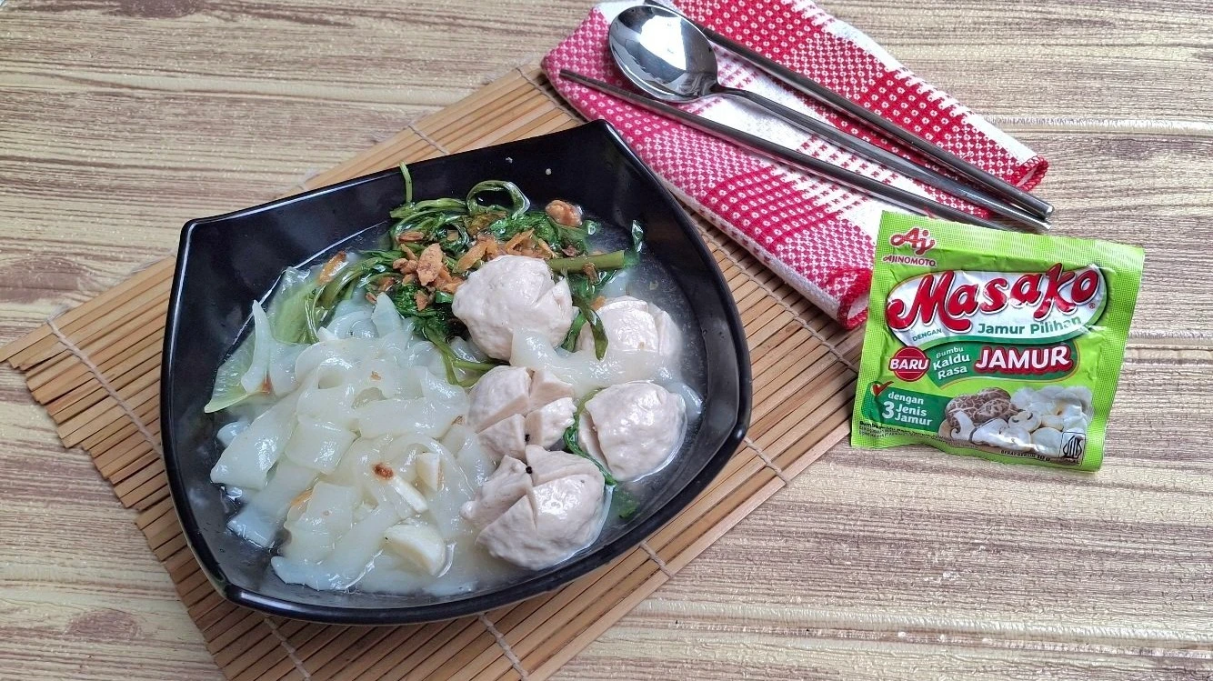 Kwetiau Kangkung Kuah Bakso ala Masako