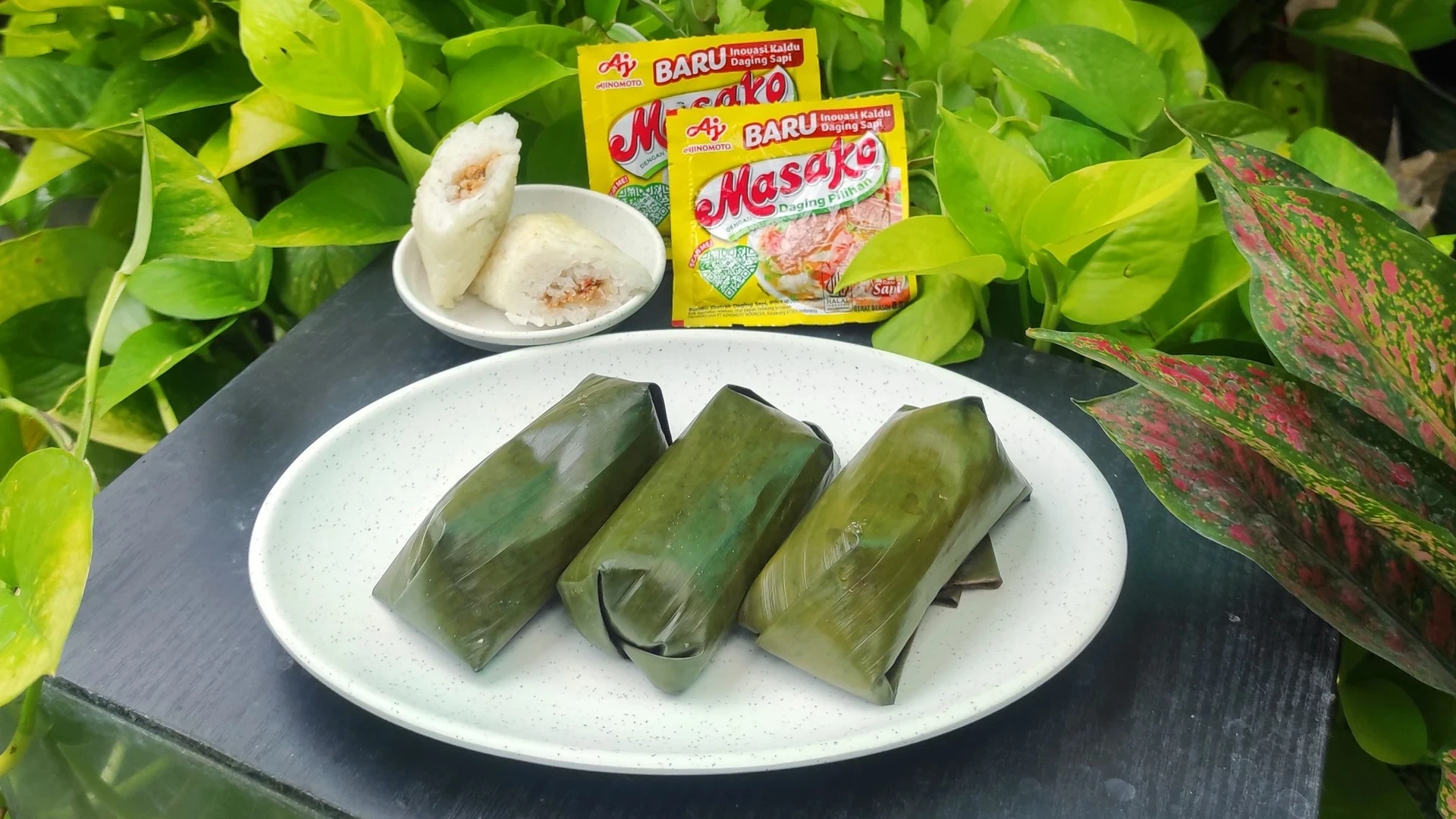 Lontong Isi Oncom