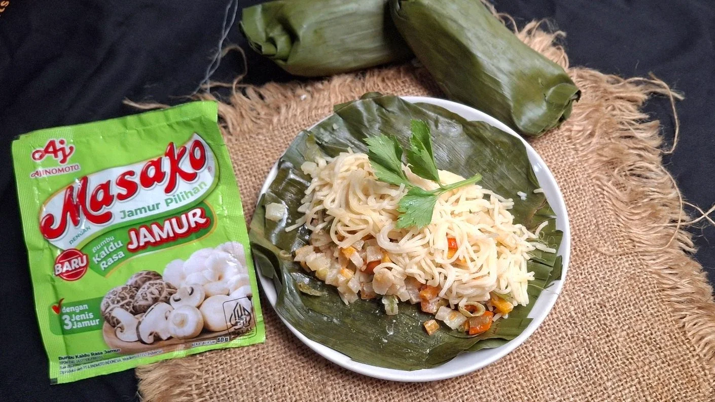 Lontong Mie isi Ayam Wortel