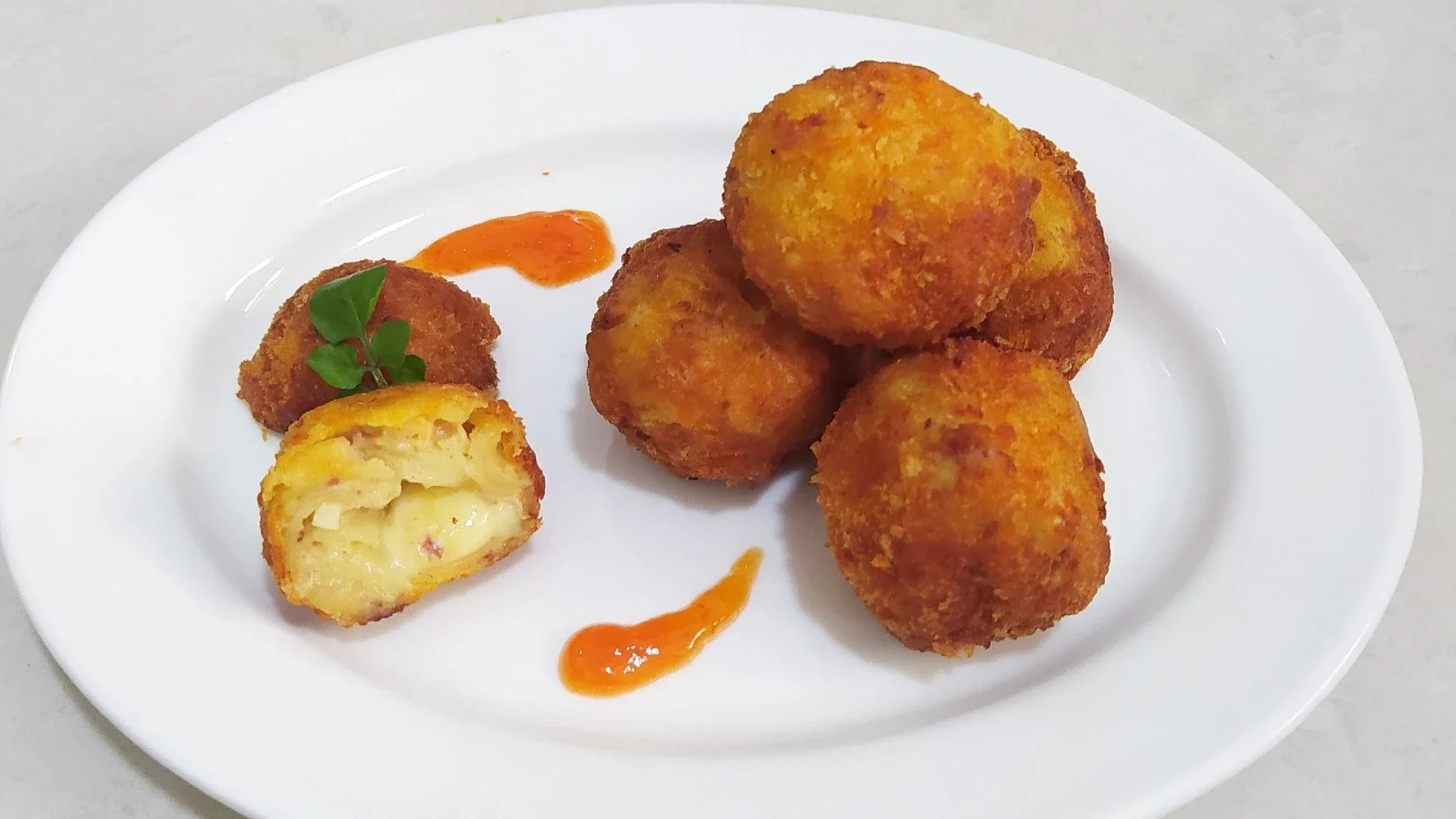 Macaroni Cheese Ball